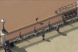 Britânicos homenageiam príncipe Filipe com flores em frente ao palácio de Buckingham - sábado