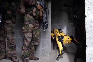 Oitenta cadetes fazem treino militar com robôs em França -sábado