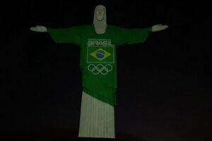 Rio de Janeiro ilumina Cristo Redentor para marcar os 100 dias para os Jogos Olímpicos