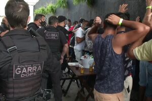 Polícia brasileira trava várias festas ilegais em São Paulo no pico da pandemia