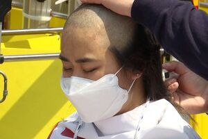 Estudantes sul coreano rapam a cabeça em protesto contra planos do Japão para Fukushima - sabado