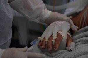 Luvas com água quente para simular toque humano são o conforto de doentes Covid - Sábado