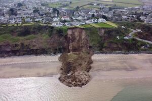 Imagens de drone mostram derrocada de falésia perto de moradias no País de Gales - sábado