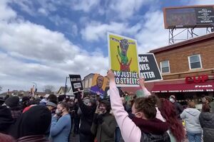 Dezenas juntaram-se no local onde George Floyd morreu para ouvir a sentença - sábado