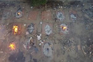 Índia faz cremações em massa devido ao aumento de mortes por Covid-19 - sabado