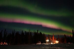 Auroras boreais pintam céu do Alasca de rosa e verde- sábado