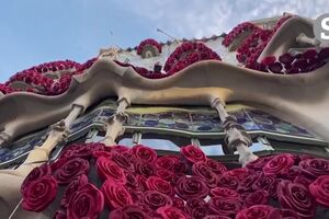 Rosas vermelhas decoram a Casa Batlló para celebrar o Dia de Sant Jordi em Barcelona - sábado