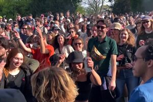 Centenas de pessoas fazem festa em parque de Paris sem máscaras nem distanciamento físico - sábado