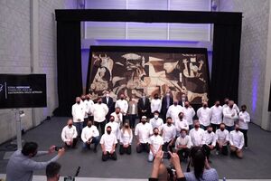 Revelada réplica gigante da obra “Guernica” em chocolate - sábado