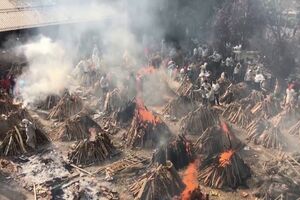 Índia continua cremações em massa devido ao aumento de mortes por Covid-19 - sábado