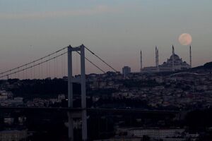 Estreito de Bósforo na Turquia iluminado pela primeira Super Lua de 2021 - sábado