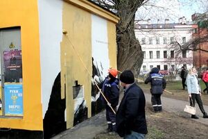 Autoridades russas apagam graffiti de Navalny em São Petersburgo  - sabado