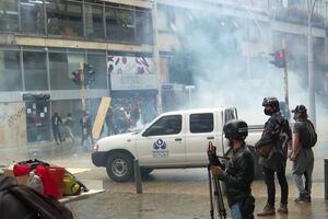 Reforma tributária gera violentos protestos na Colômbia - sábado