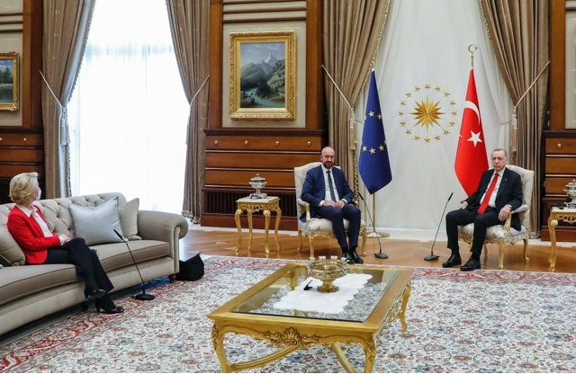 Charles Michel diz ter dormido mal depois da gaffe do sofá na Turquia