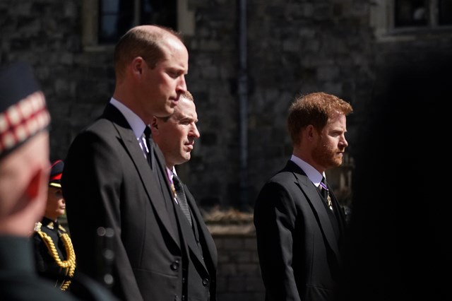 Príncipes William e Harry vistos a falar após funeral do avô
