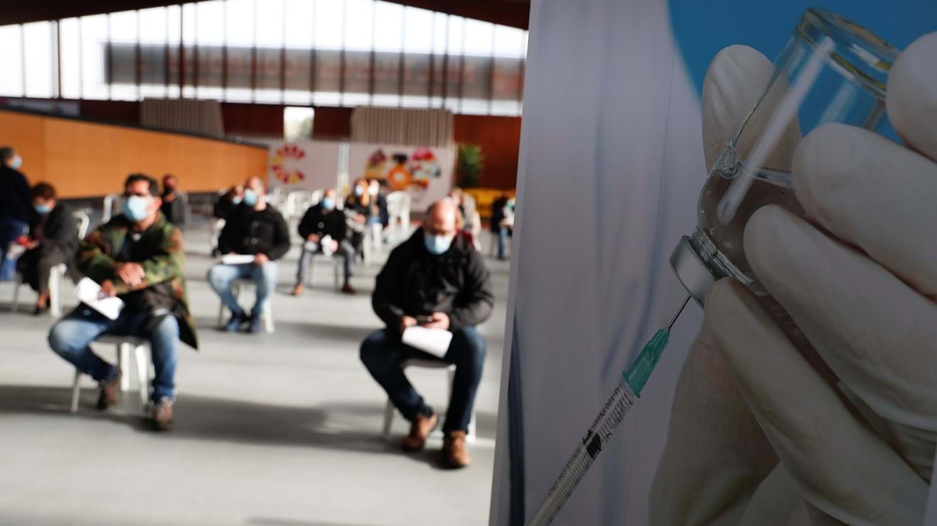 Covid-19. Mais de 300 mil não responderam a agendamento da vacinação - Portugal - SÁBADO