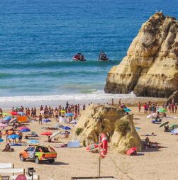 Algarve no topo das preferências das férias dos políticos com podcasts de história ou latim na bagagem