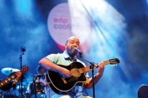 Paulo Flores: 'Em cada batida celebramos uma tristeza'