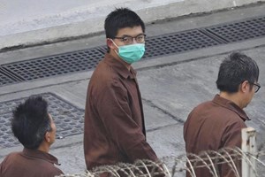 Hong Kong: Ativista Joshua Wong condenado a mais dez meses de prisão