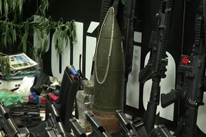 Polícia brasileira mostra armas apreendidas durante operação que causou 25 mortos numa favela