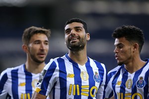 FC Porto goleia Farense e fica a três pontos da Liga dos Campeões