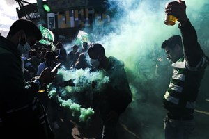 Enorme nuvem de fumo verde na chegada da equipa do Sporting a Alvalade