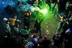 Festa verde e branca marcada pelo arremesso de pedras e garrafas