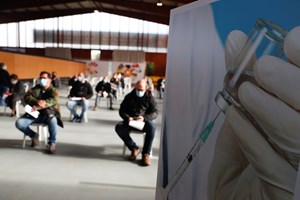 Efeitos adversos da vacina são nove vezes mais comuns em menores de 50 anos