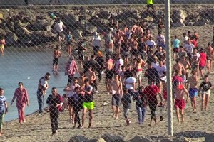 Marrocos impede uma dezena de pessoas de entrar a nado em Ceuta