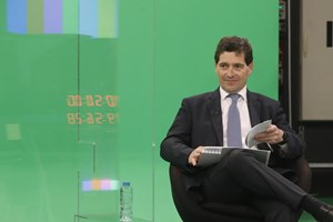 Ramalho tem salário acima do permitido e é acionista da detentora do Novo Banco