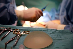 Empresa condenada a pagar indemnnização a vítimas em caso de implantes