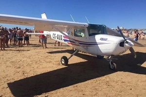 Piloto instrutor de aeronave que aterrou de emergência na Caparica vai a julgamento