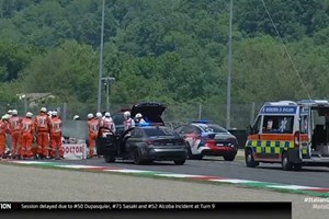 Piloto luso-suíço evacuado de helicóptero após aparatoso acidente em Moto3