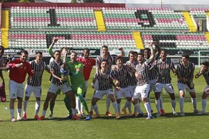 Estrela da Amadora vence U. Leiria e confirma regresso à 2.ª Liga