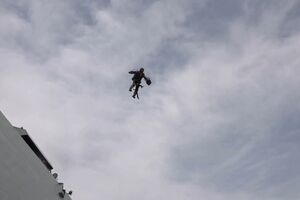 Fuzileiros britânicos testam “fatos voadores” - sábado