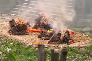 Aumento de mortes por Covid-19 obriga a cremações ao ar livre no Nepal - sábado