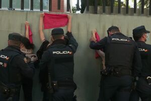 Ativistas do FEMEN protestam contra o Vox em dia de eleições regionais em Madrid - sábado