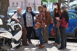 Etelvina Fonseca (segunda, a partir da esquerda) junto aos pais dos jovens que morreram em dezembro de 2013