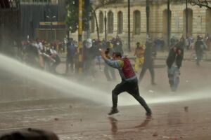 Confrontos entre polícia e manifestantes no oitavo dia de protestos em Bogotá