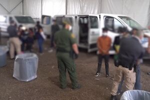 Vídeo mostra novas instalações para migrantes na fronteira dos EUA com o México - sábado