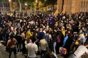 Centenas de pessoas sem máscara celebram fim do confinamento obrigatório em Barcelona