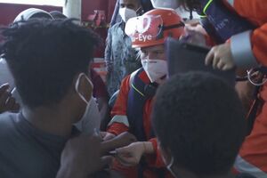 Navio alemão resgata mais de 400 migrantes no mar Mediterrâneo - sábado