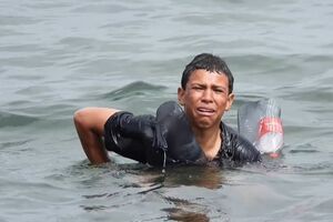  Rapaz migrante usa garrafas de plástico para conseguir nadar até Ceuta - sábado