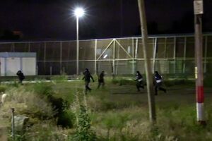 Trinta migrantes saltam muro com arame farpado e entram na cidade espanhola de Melilla - sábado