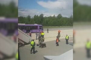 Vídeo mostra autoridades bielorrussas a revistarem bagagem de passageiros da Ryanair