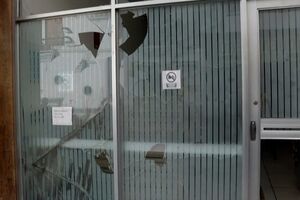 Manifestantes incendeiam tribunal e destroem bancos e lojas na Colômbia - sábado