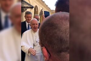 Papa Francisco brinca e diz que Brasil não tem salvação porque "é muita cachaça e pouca oração"