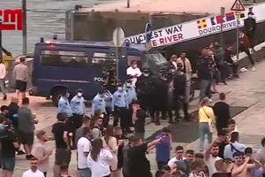 Sequência de confrontos entre adeptos do Man. City obriga PSP a intervir na Ribeira do Porto