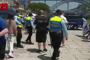 Adeptos ingleses enchem esplanadas da Ribeira do Porto sem máscara e sem distanciamento
