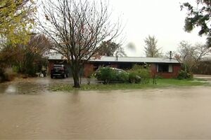 Centenas de pessoas retiradas de casa na Nova Zelândia devido a inundações - sábado